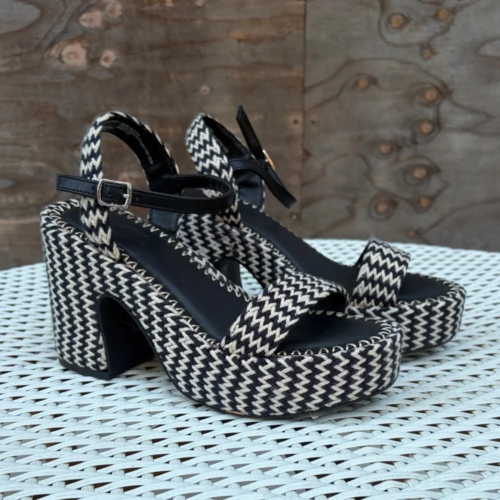 Universal Thread Black and Cream Zigzag Platform Sandals